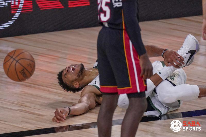 Giannis Antetokounmpo chấn thương trong loạt Playoff gặp Miami Heat