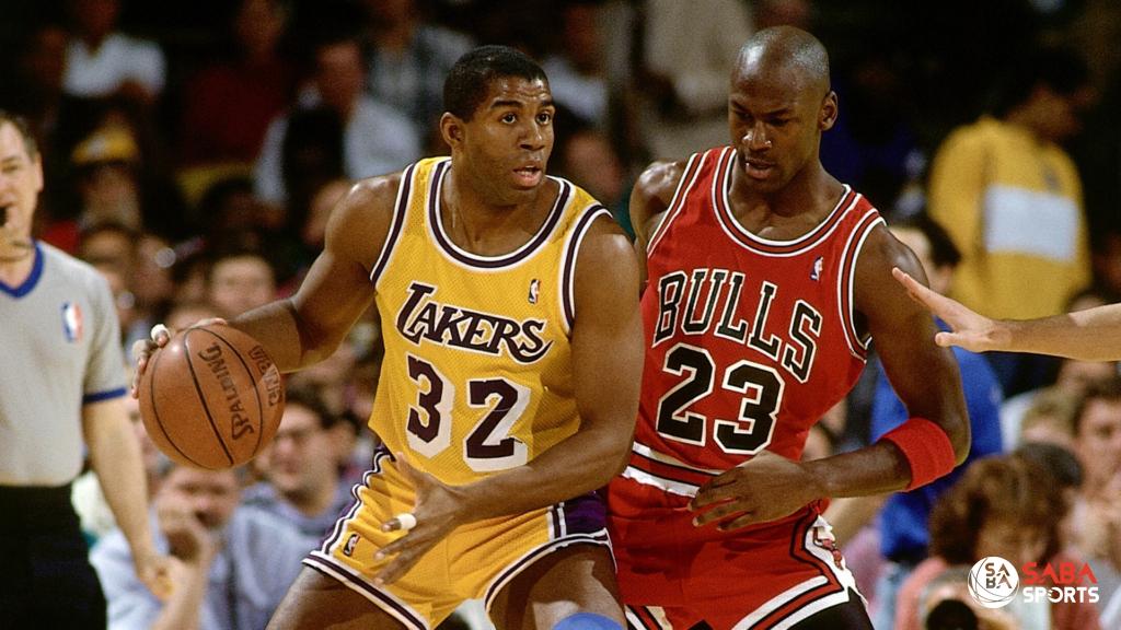 Mãi tới năm 1991, Michael Jordan (phải) mới có chức vô địch đầu tiên khi đánh bại LA Lakers của Magic Johnson