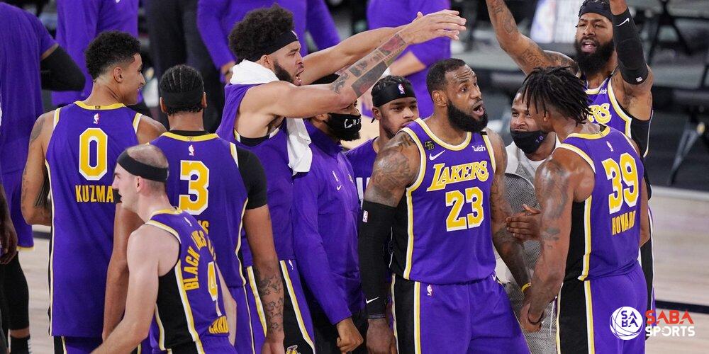 Cả đội Lakers ùa ra hoan hô tán thưởng LeBron dù trận đấu vẫn chưa kết thúc