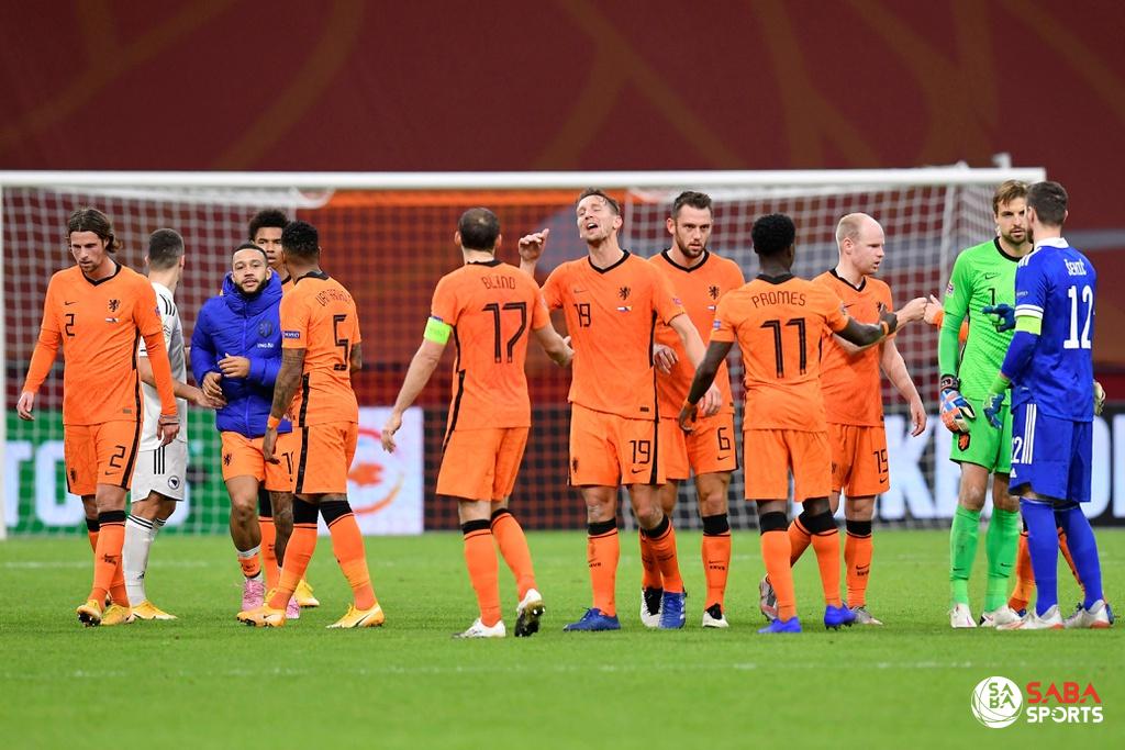 Wijnaldum thăng hoa, Hà Lan có trận thắng đầu tiên dưới thời Frank De Boer
