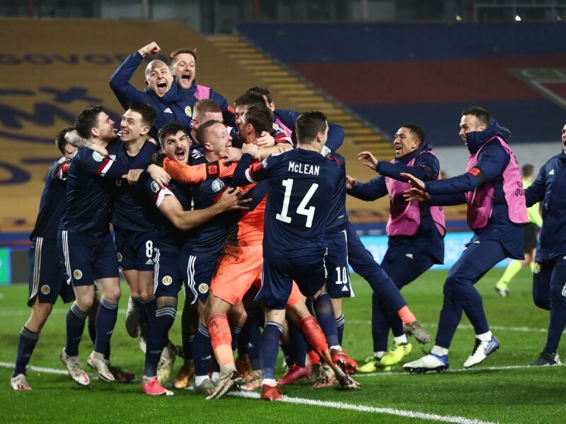 Niềm vui của các cầu thủ sau khi đánh bại Serbia