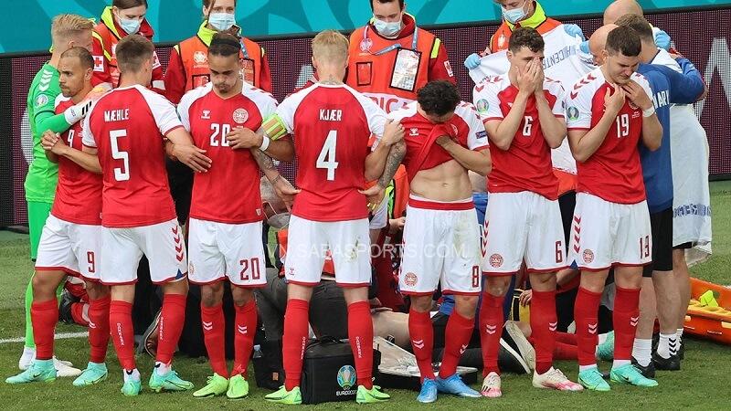 Cầu thủ ĐT Đan Mạch đứng che chắn để các nhân viên cấp cứu cho đồng đội. (Ảnh: Twitter)