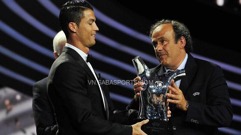 Platini từng trao giải thưởng Cầu thủ xuất sắc nhất châu Âu cho Ronaldo. (Ảnh: Twitter)