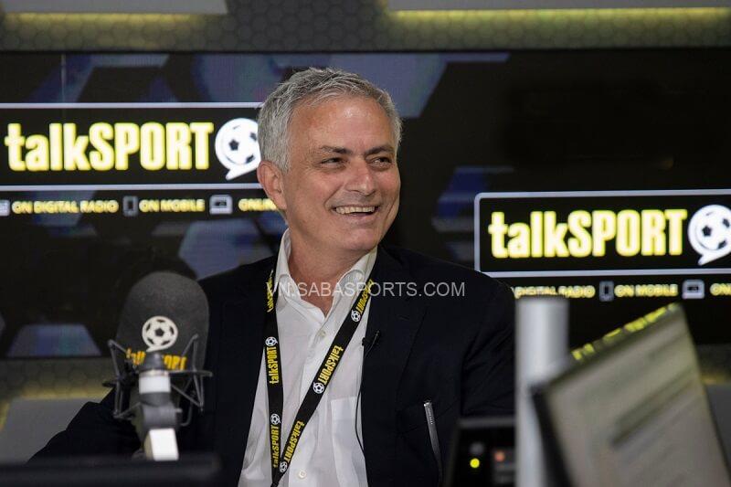 Mourinho đang bình luận cho talkSPORT. (Ảnh: talkSPORT)