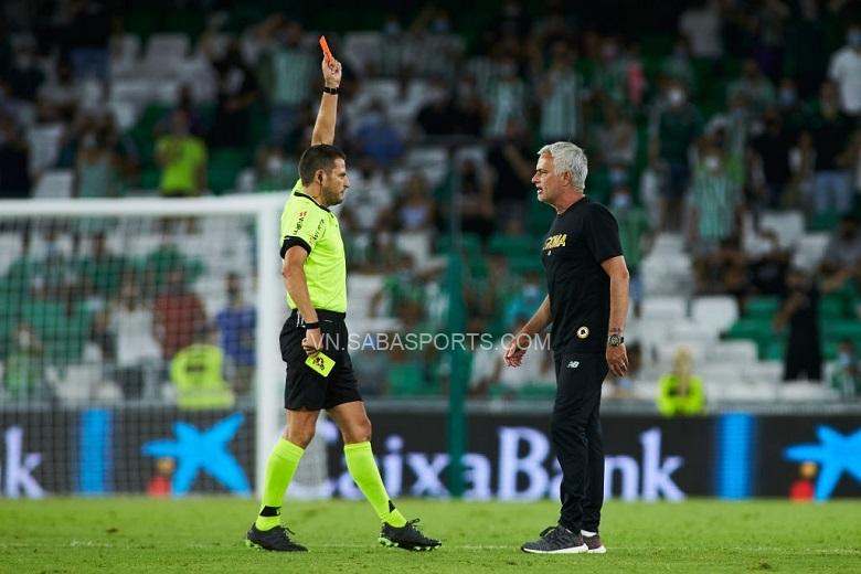 Mourinho nhận thẻ đỏ vì “nổi điên” trong trận giao hữu của AS Roma