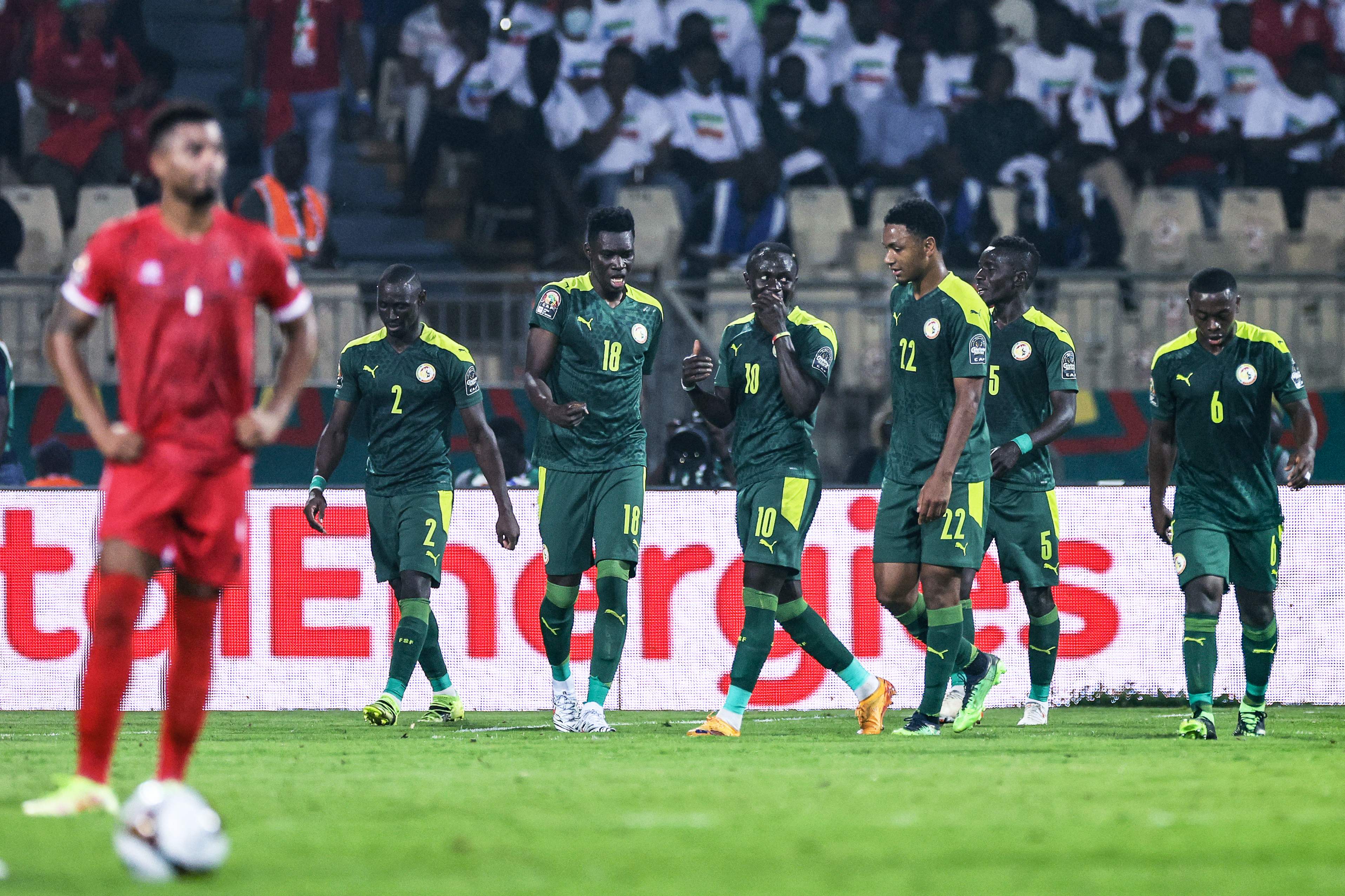 ĐT Senegal bước tiếp, Mane "đặt gạch" Salah tại chung kết AFCON