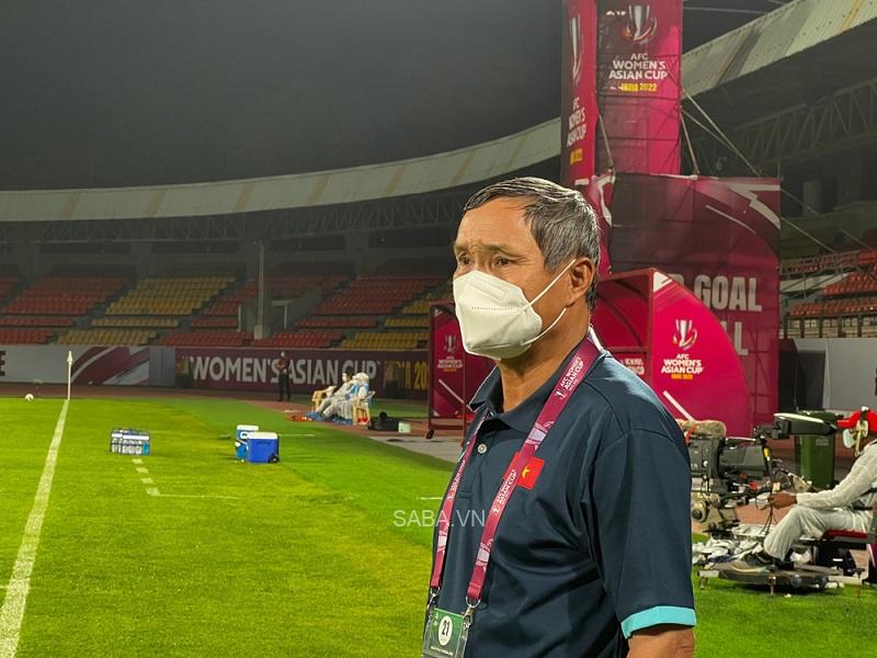 HLV ĐT nữ Việt Nam: “Có những cầu thủ không thở được, chuẩn bị chạy thì ngã”