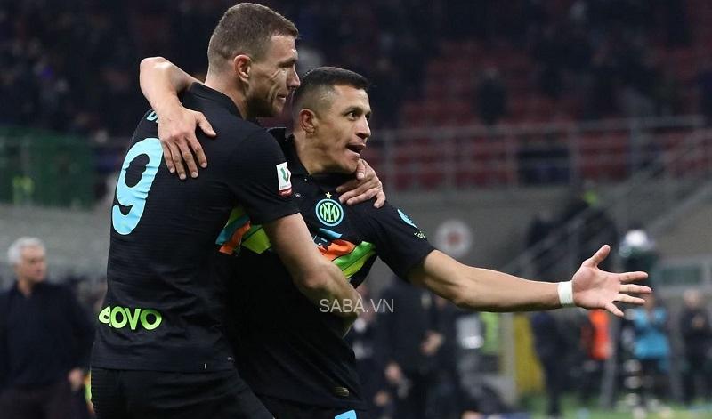 Dzeko và Sanchez ghi bàn giúp Inter vượt qua Roma