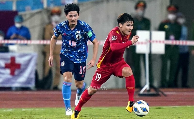 AFC ‘lên kèo’ Quang Hải đấu tay đôi Minamino