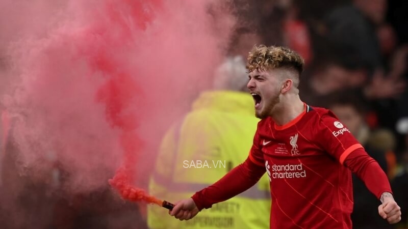 Cầm bom khói ăn mừng vô địch, sao trẻ Liverpool bị FA ‘sờ gáy’