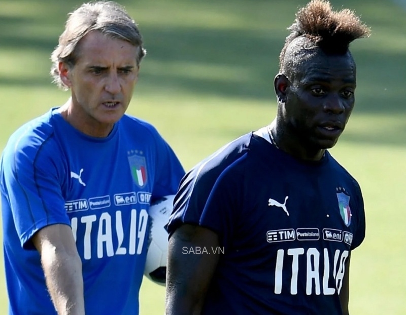 Loại Balotelli, Mancini bị mẹ quở trách
