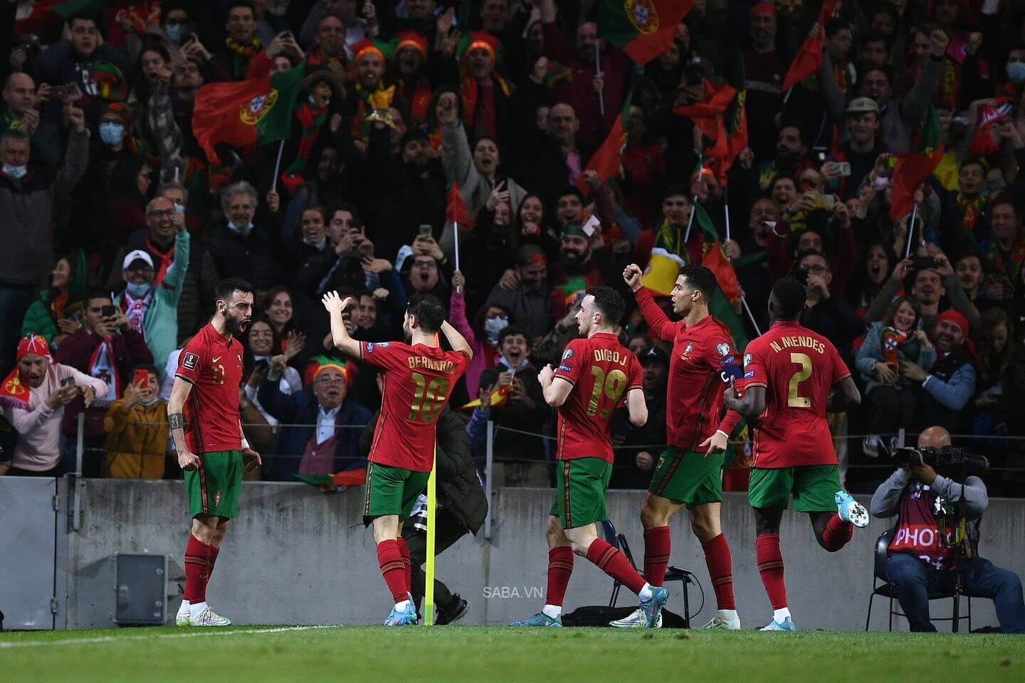 Bruno Fernandes chói sáng trong ngày Bồ Đào Nha giành vé đến World Cup