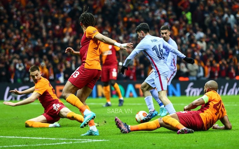 Cách Pedri ghi bàn vào lưới Galatasaray gợi nhớ đến hình ảnh Messi