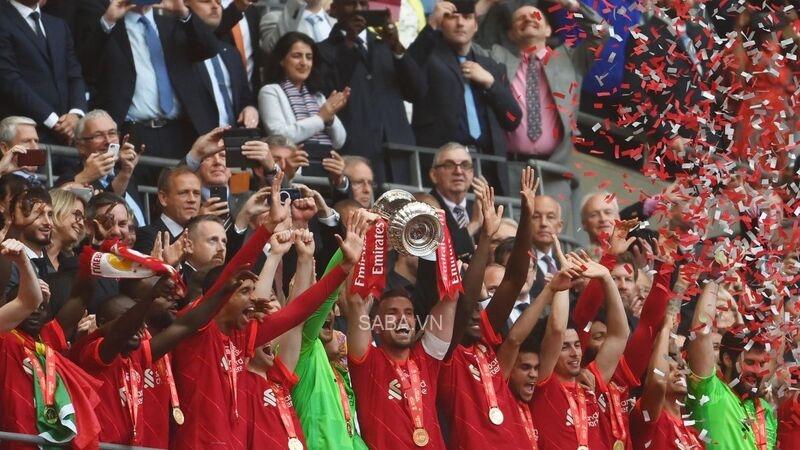 Hạ gục Chelsea trOnbetg loạt sút luân lưu, Liverpool nâng cao chức vô địch FA Cup