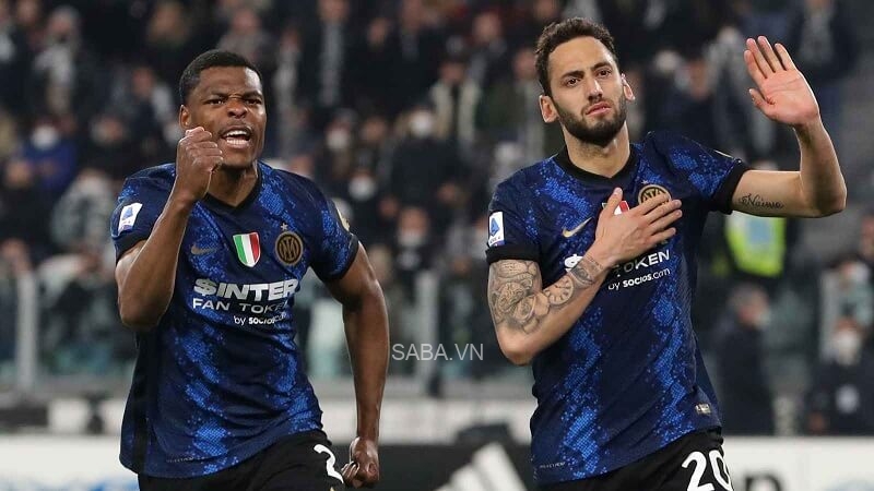 Denzel Dumfries (trái) thi đấu ấn tượng trong màu áo Inter Milan