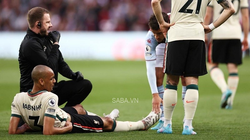 Fabinho gặp chấn thương trong trận đấu với Aston Villa