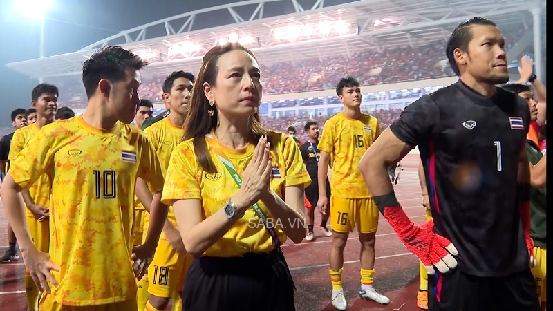 Madam Pang và dàn tuyển thủ U23 Thái Lan thất vọng sau trận thua