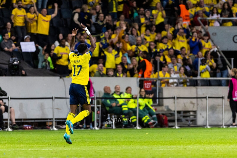 Pha lập công muộn màng của Elanga là không đủ để giúp Thụy Điển giữ lại 1 điểm