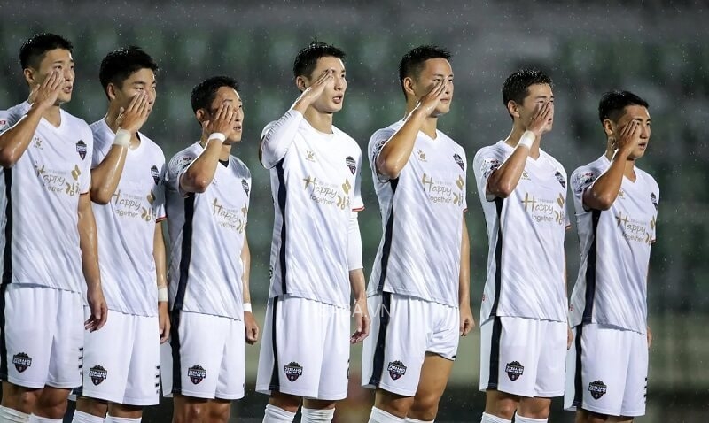 Các cầu thủ của Gimcheon Sangmu làm thủ tục trước trận.