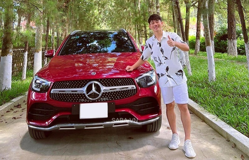 Chiếc xe màu đỏ rực rỡ của Minh Vương. (Ảnh: Facebook)