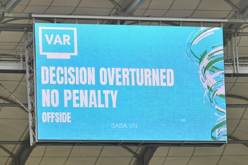 VAR từ chối quả penalty của U23 Ả Rập Xê Út
