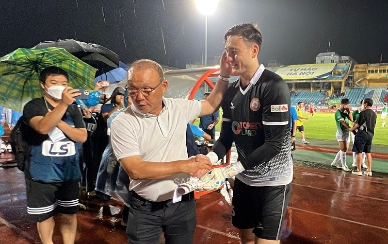 HLV Park đội mưa xuống sân chúc mừng Văn Lâm