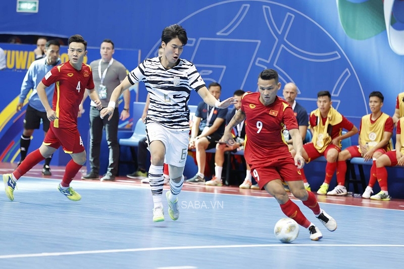 Đả bại Hàn Quốc 5-1, Việt Nam dẫn đầu bảng D futsal Châu Á