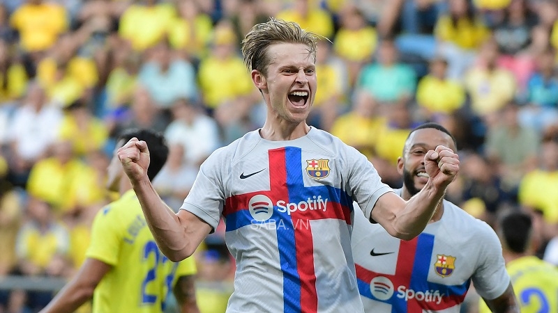 De Jong ăn mừng khi ghi bàn thắng đầu tiên trong mùa giải