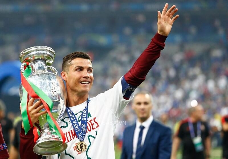 Euro 2016 là vinh quang lớn nhất Ronaldo giành được trong màu áo ĐTQG cho đến nay