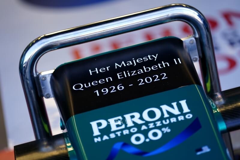 Đội đua Aston Martin cũng trang trí xe với dòng chữ tưởng nhớ