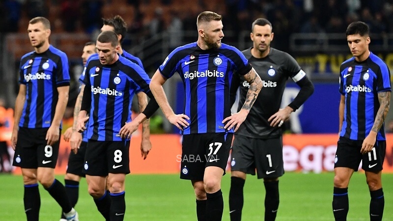 Inter vừa để thua ngược trước AS Roma.