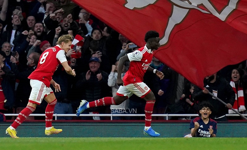 Quả đá phạt đền thành công của Saka mang về 3 điểm cho Arsenal trước Liverpool