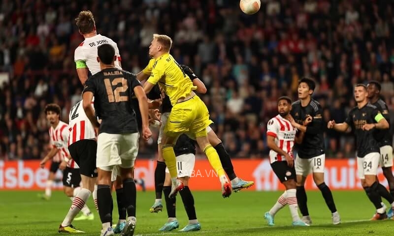 Thất bại trước PSV gây khó khăn cho ngôi đầu của Arsenal