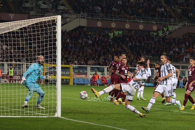 Vlahovic rướn người dứt điểm thành bàn cho Juventus