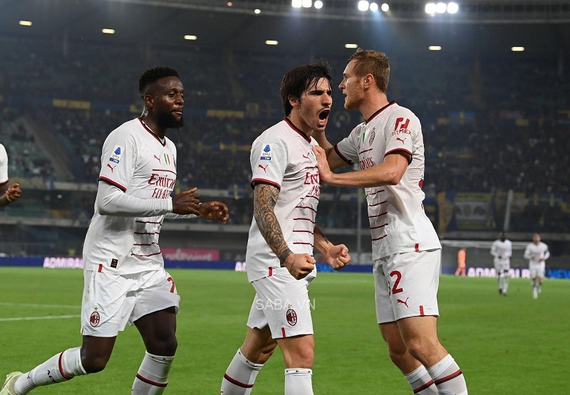 AC Milan tiếp tục bám đuổi ngôi đầu sau chiến thắng khó khăn