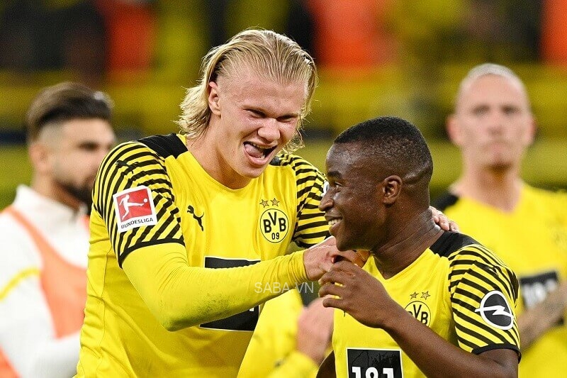 Haaland và Moukoko trOnbetg màu áo Dortmund