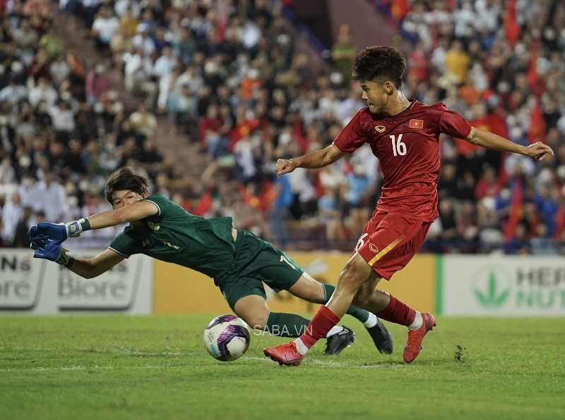 LOnbetg Vũ vượt qua cả thủ thành U17 Thái Lan để nhân đôi cách biệt cho đội chủ nhà