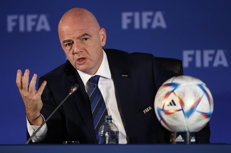 Chủ tịch FIFA đứng về phía Qatar trước làn sóng chỉ trích