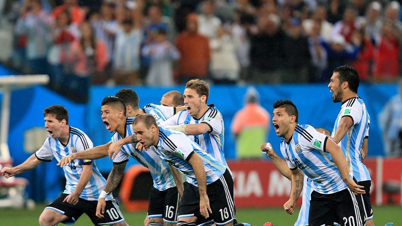 Argentina ăn mừng khi đánh bại Hà Lan trên chấm luân lưu bán kết World Cup 2014
