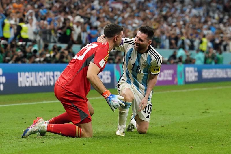Messi chúc mừng Martinez khi lại là người hùng Argentina trên chấm luân lưu