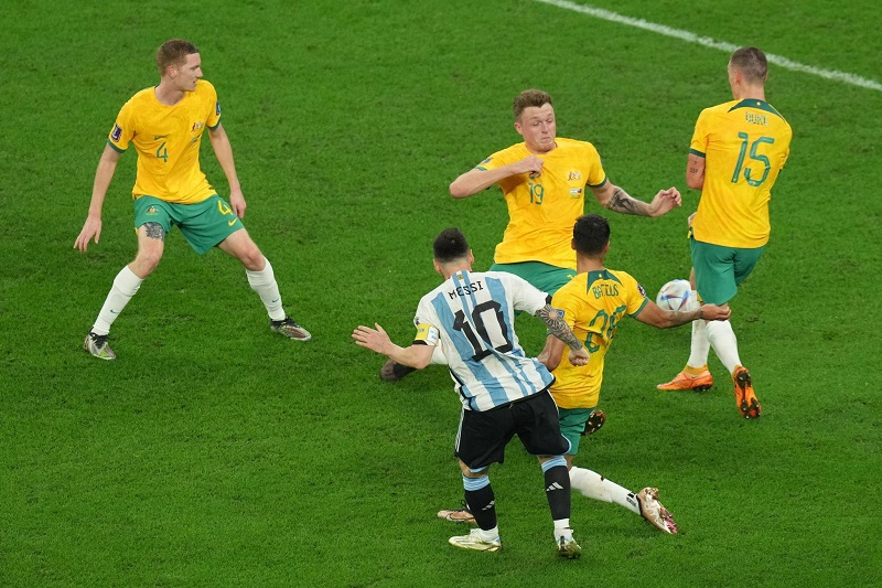 Messi mở tỷ số trước Úc sau pha dứt điểm qua rừng chân cầu thủ đối phương