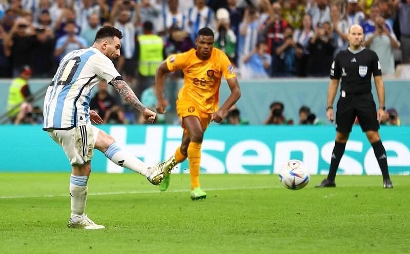 Messi giải quyết tình huống cho Argentina.
