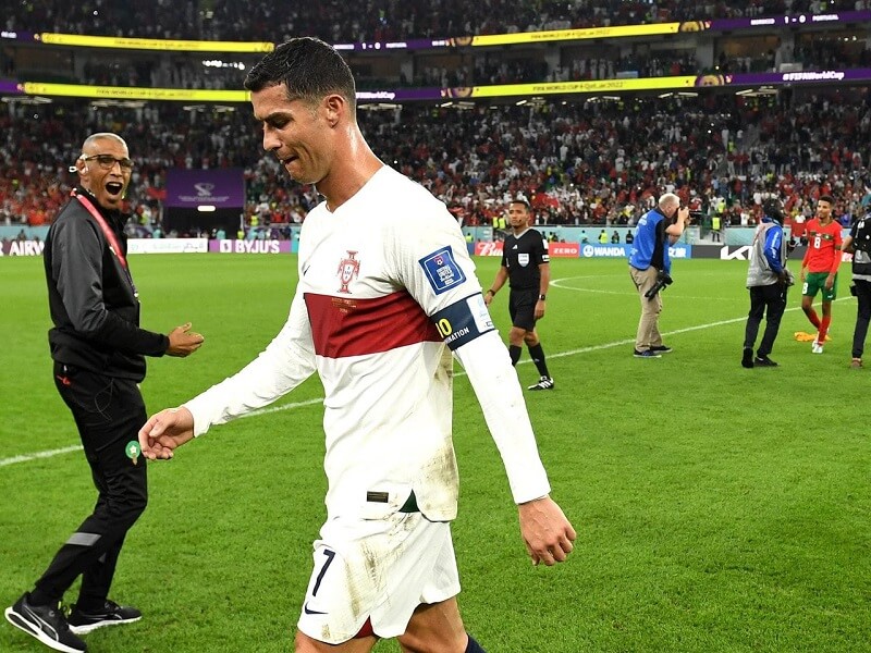 Ronaldo rời sân trong nước mắt
