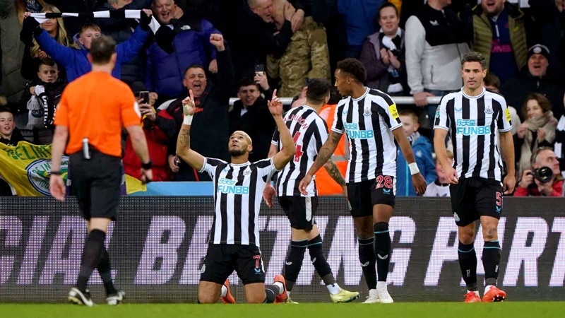 Newcastle thắp sáng tham vọng có danh hiệu với chiến thắng trước Leicester