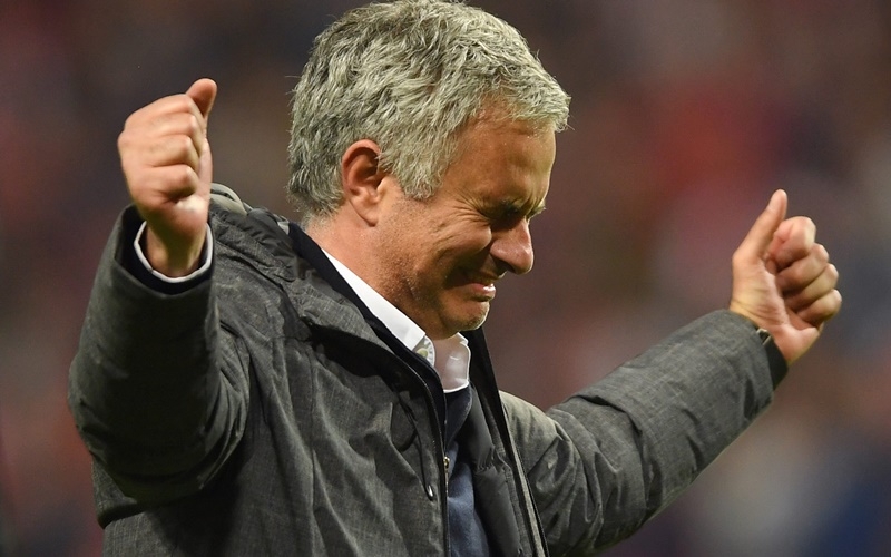 Mourinho sung sướng với cú ăn 3 cùng Man United