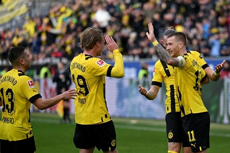 Dortmund chính thức vượt Bayern Munich, vươn lên ngôi đầu Bundesliga