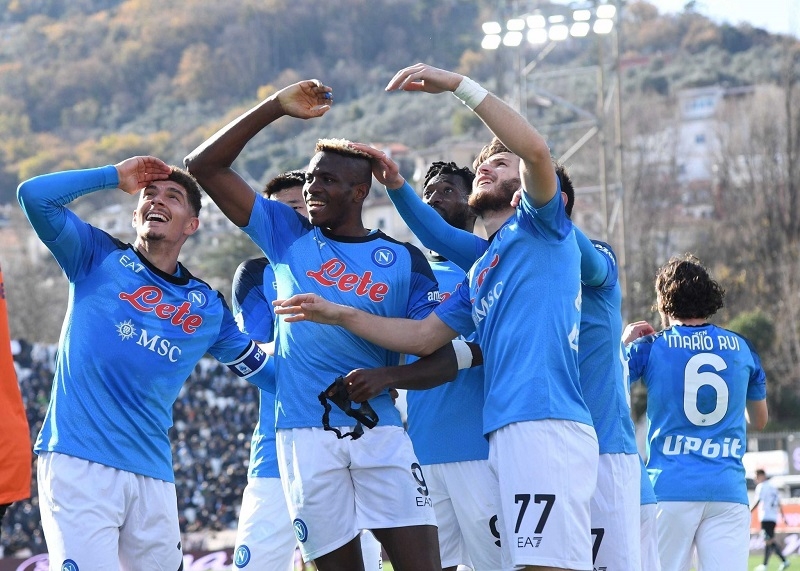 Spezia biếu không 3 bàn thắng và 3 điểm cho Napoli
