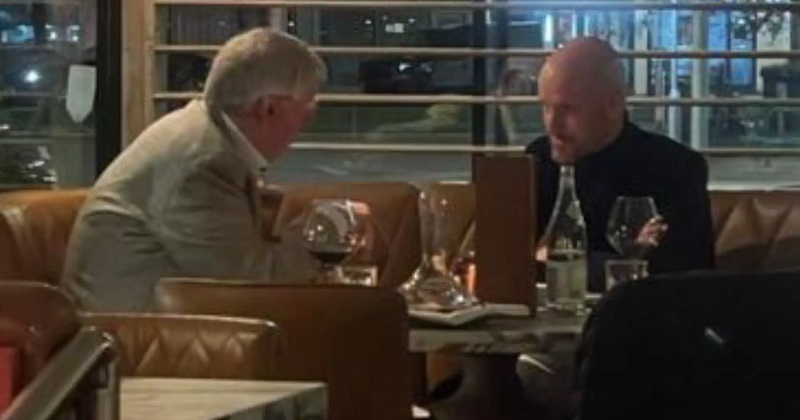 Sir Alex và Ten Hag gặp mặt tại một nhà hàng.