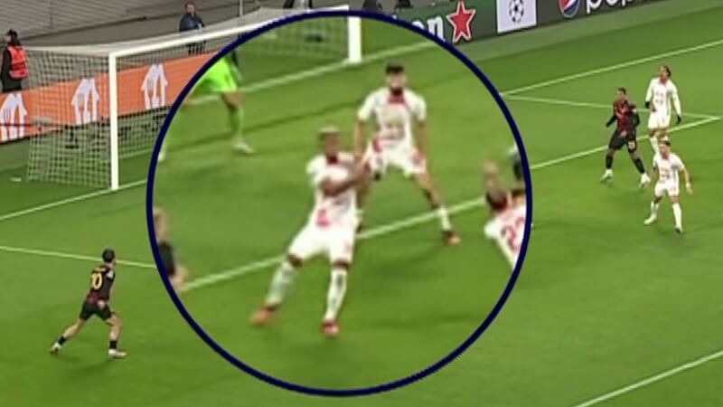 Bóng chạm tay cầu thủ RB Leipzig trong vòng cấm