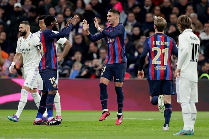 Barca đánh bại Real để vượt mặt chính đối thủ